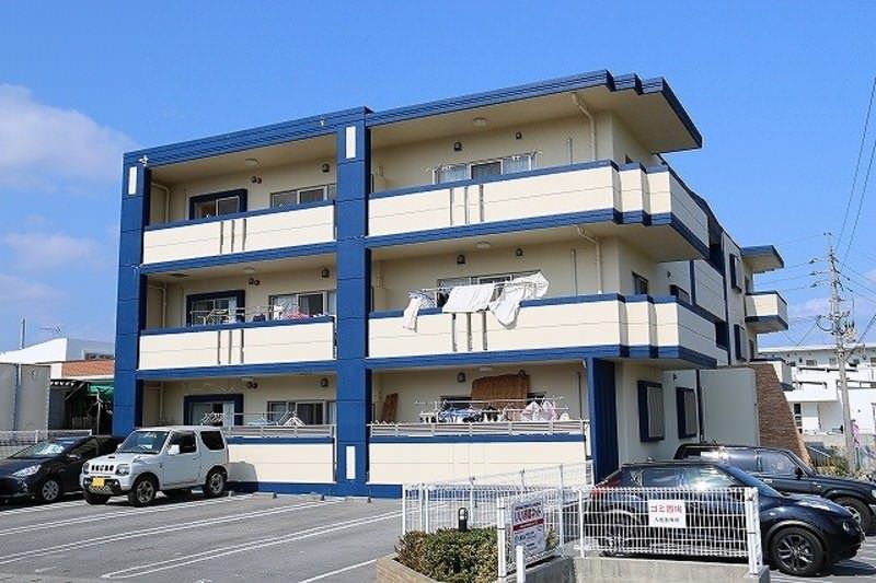 Spacious 2LDK Apartment for Rent in Okinawa City - Thumbnail 2