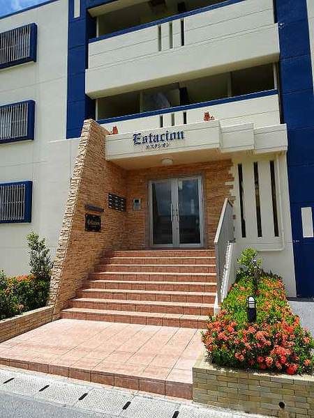 Spacious 2LDK Apartment for Rent in Okinawa City - Thumbnail 4