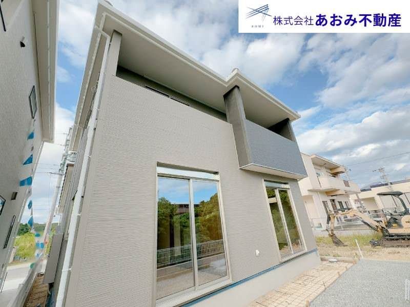 New 4LDK House in Uruma City, Okinawa with Pantry and Garden - Thumbnail 3