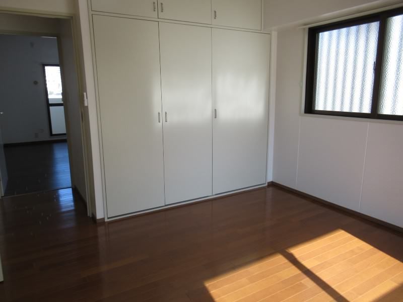 Spacious 4LDK Apartment for Rent in Tomari, Naha, Okinawa - Thumbnail 3