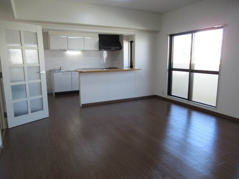 Spacious 4LDK Apartment for Rent in Tomari, Naha, Okinawa - Thumbnail 4