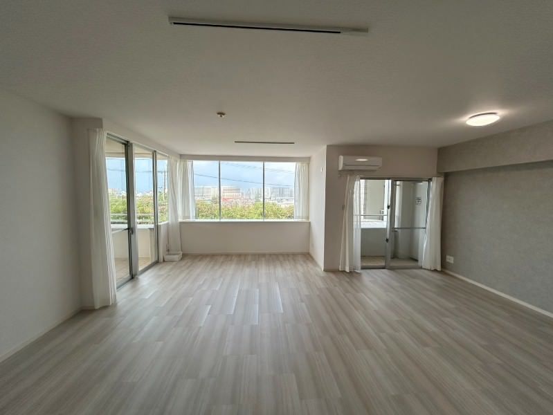 2LDK Renovated Ocean-View Apartment in Naha, Okinawa - Thumbnail 4