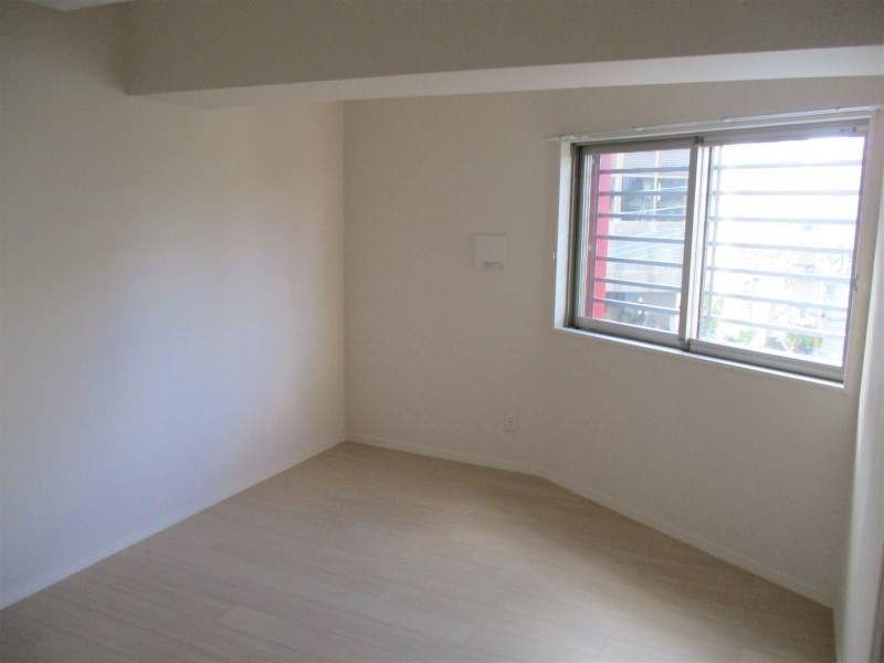 Modern 1K Apartment for Rent in Naha Makishi, Okinawa - Thumbnail 3