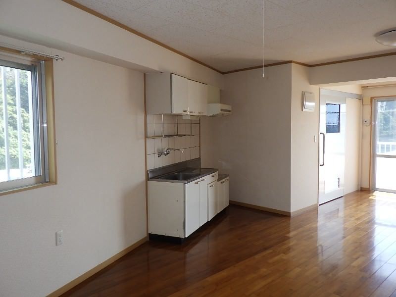 Spacious 1R Apartment for Rent in Chatan, Okinawa - Thumbnail 4