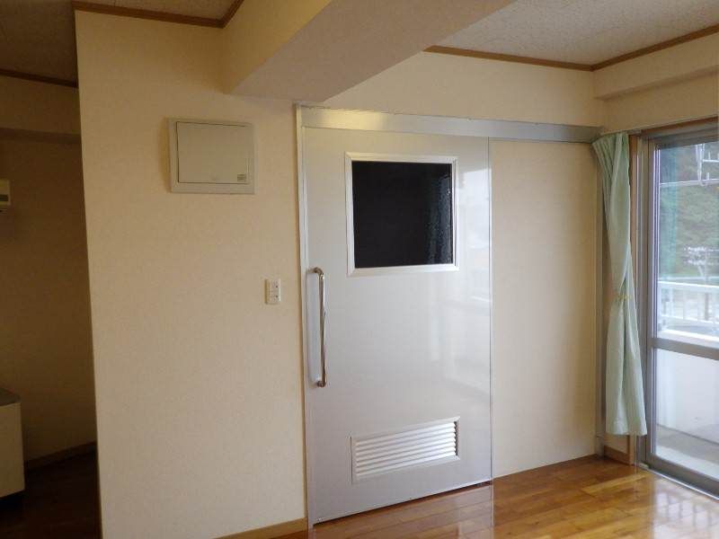 Spacious 1R Apartment for Rent in Chatan, Okinawa - Thumbnail 3