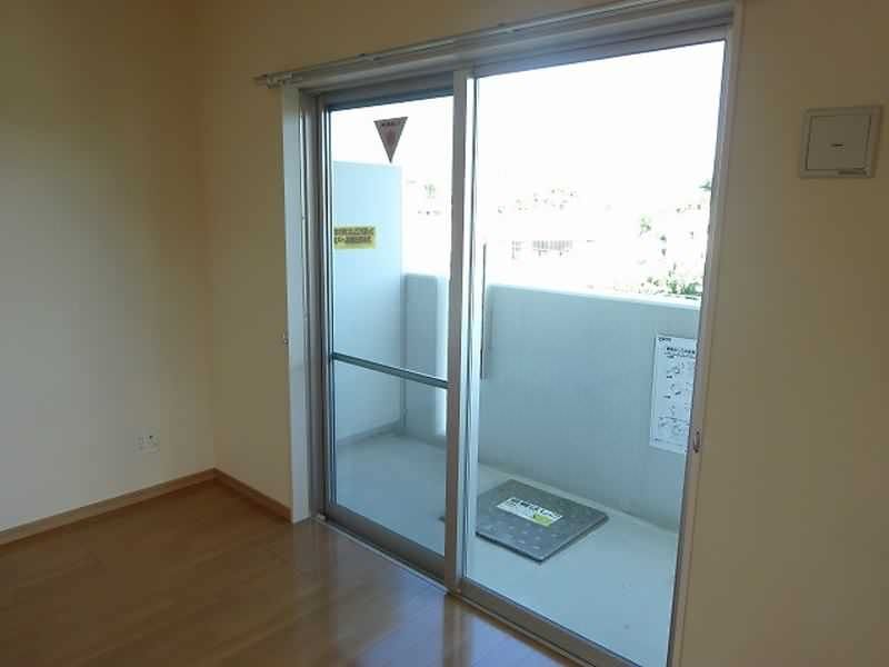 2LDK Apartment for Rent in Uruma City, Okinawa with Free Internet & Parking - Thumbnail 3