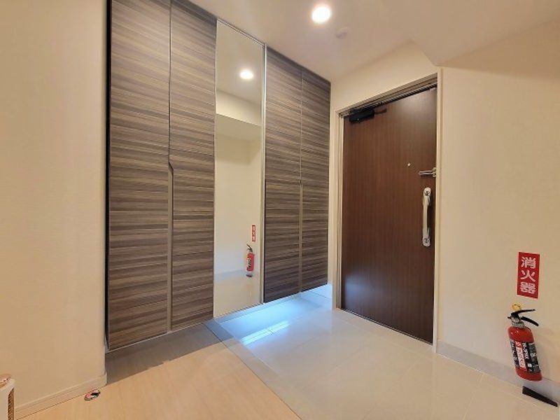 2019-Built 4LDK Corner Apartment in Naha's Makishi Near Kokusai-dori - Thumbnail 2