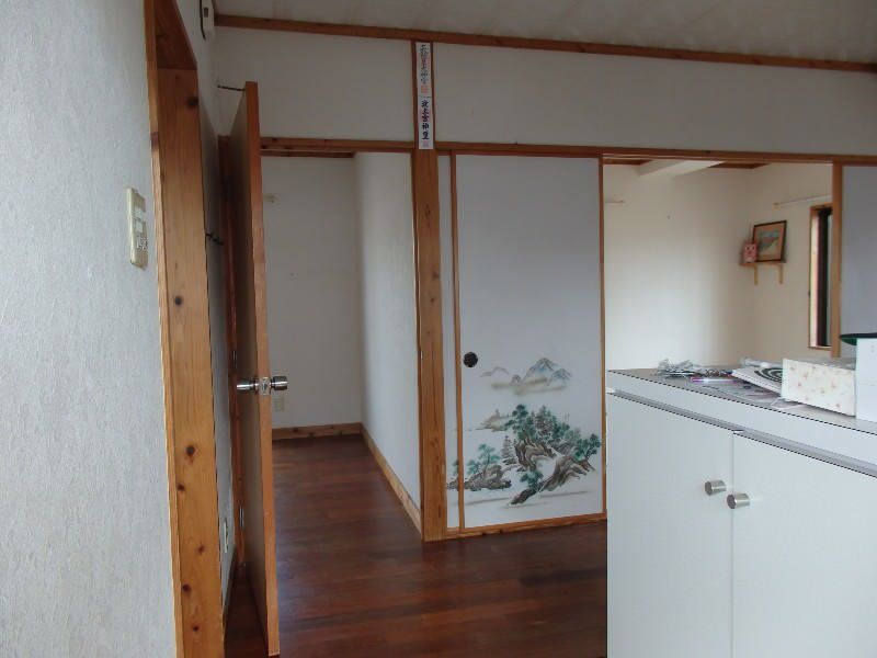 2DK Apartment for Rent in Murokawa, Okinawa City - Thumbnail 2