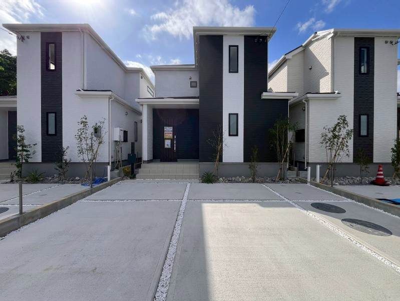 New 2025 4LDK House in Uruma, Okinawa with 3 Car Parks - Thumbnail 3