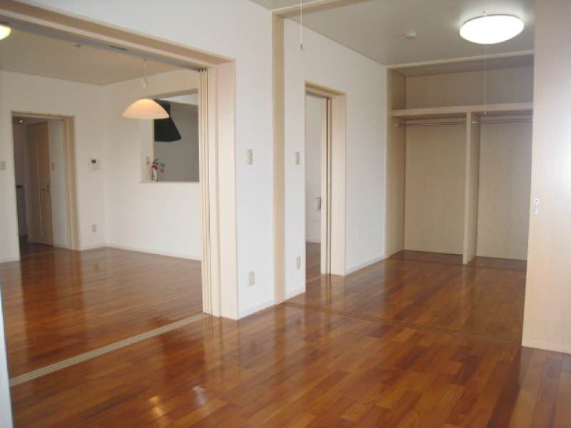2LDK Apartment for Rent in Tomigusuku, Okinawa - Thumbnail 3