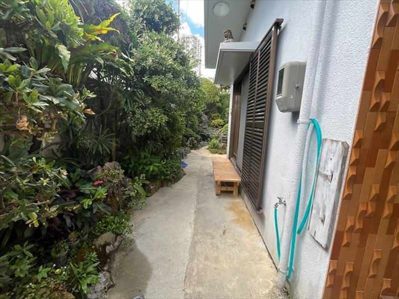 5LDK Single-Story House with Large Garden in Okinawa City - Thumbnail 2