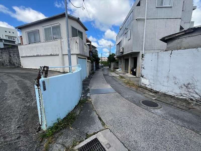 5LDK Single-Story House with Large Garden in Okinawa City - Thumbnail 3