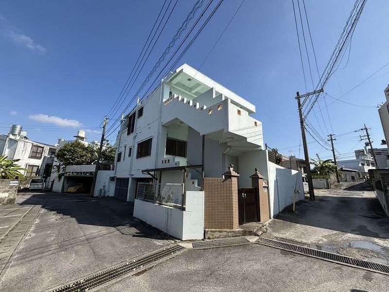Office & Two-Generation Home with 7 Car Parking in Ginowan - Thumbnail 2