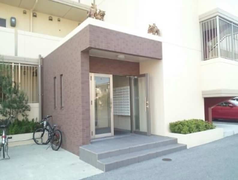 Viglas Awase: 2LDK Pet-Friendly Apartment for Rent in Okinawa City - Thumbnail 2