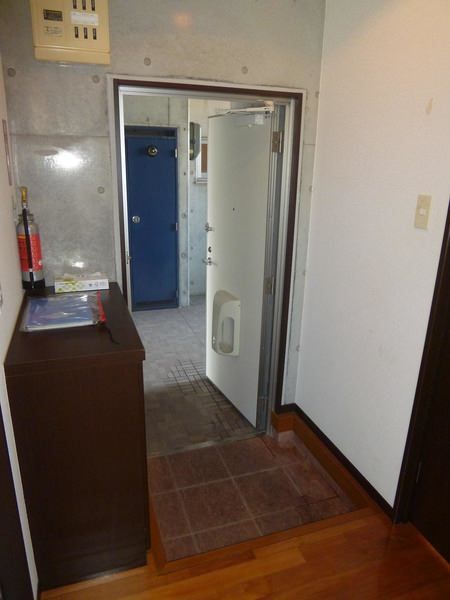 2DK Apartment for Rent in Oroku, Naha - Modern & Convenient - Thumbnail 3