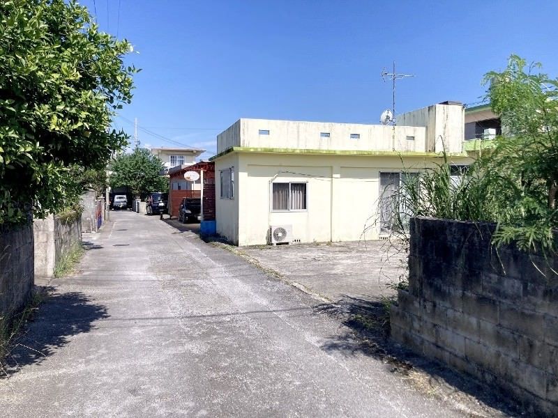 7LDK Family Home on Large Corner Lot in Uruma City, Okinawa - Thumbnail 2