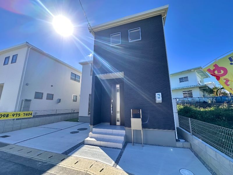 New 3LDK House with Walk-in Closets in Uruma City, Okinawa - Thumbnail 3