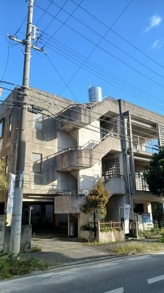 5LDK Family Home for Sale in Okinawa City, Renovation Opportunity - Thumbnail 3