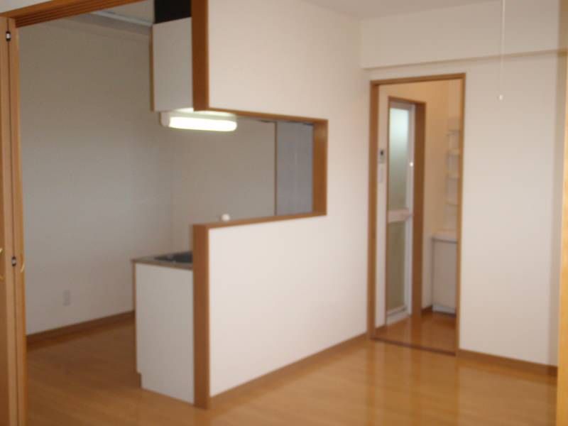 2DK Apartment for Rent in Tomigusuku City, Okinawa - Thumbnail 2
