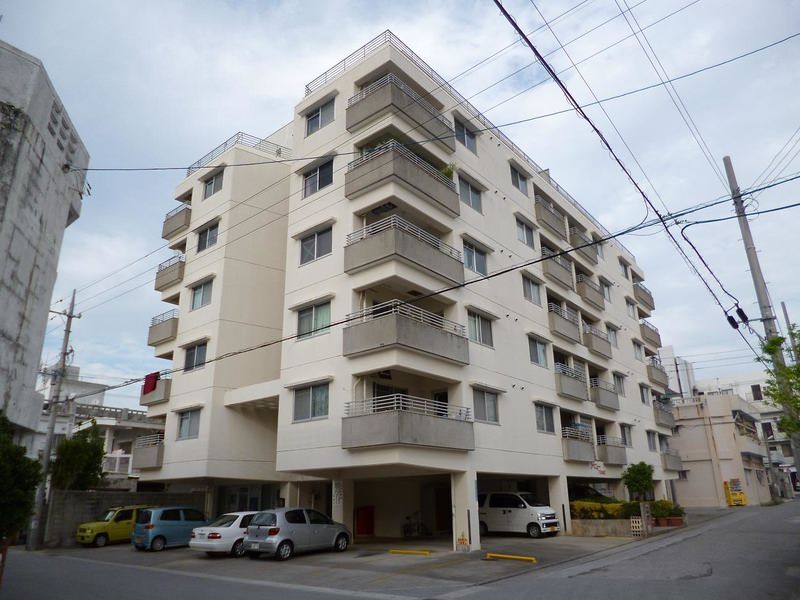 1R Apartment for Rent in Okinawa City Central with Elevator - Image 1