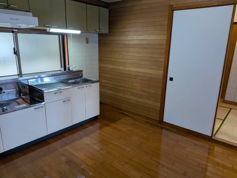 2DK Apartment for Rent near Oroku Station, Naha, Okinawa - Thumbnail 3