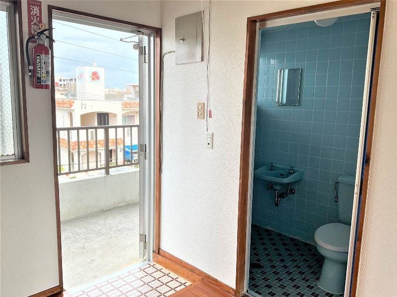 1K Apartment for Rent in Nakagusuku Village, Okinawa - 30,000 Yen - Thumbnail 2