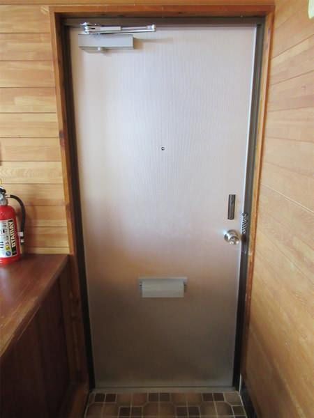2DK Apartment for Rent in Okinawa City with Two Parking Spaces - Thumbnail 3