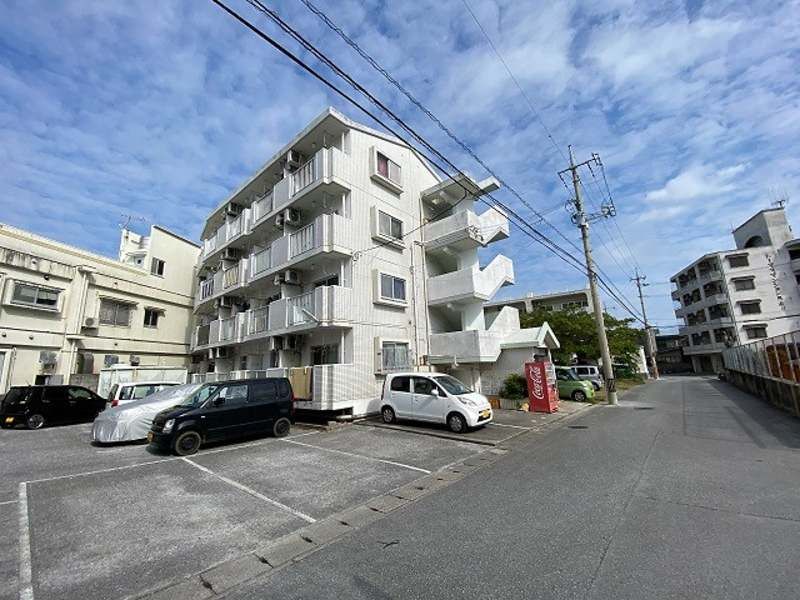 Chateau Spring Home 1K Apartment for Rent in Uruma City, Okinawa - Thumbnail 2
