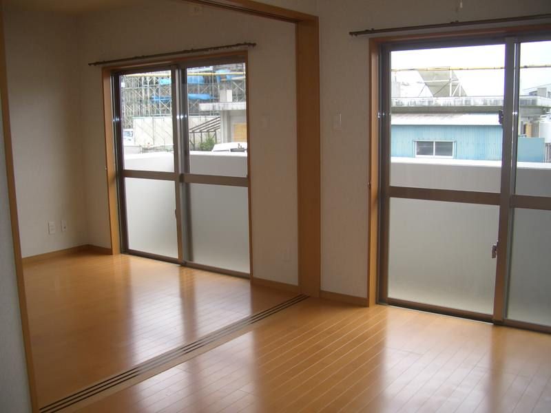 Oasis Sunny Life 2LDK Apartment for Rent in Yomitan, Okinawa - Thumbnail 3