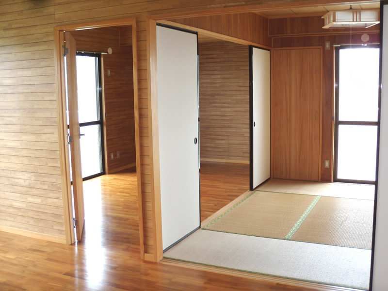3LDK Apartment with Golf View in Urasoe, Okinawa | 75,000 Yen - Thumbnail 2