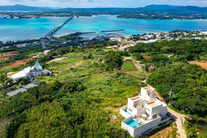 Luxury Oceanfront Villa with Pool on Kouri Island, Okinawa - Thumbnail 2