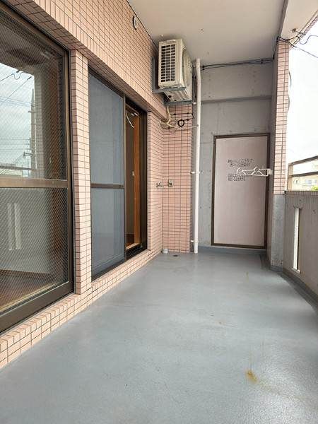 Chateau Momoyama 3DK Apartment for Rent in Okinawa City - Thumbnail 2