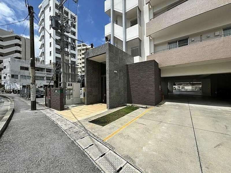 2LDK Corner Apartment Near Asato Station, Naha | Dual Balconies - Thumbnail 3