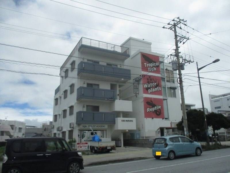 Commercial Space for Rent in Ginowan, Okinawa's Uchidomari Area - Thumbnail 3