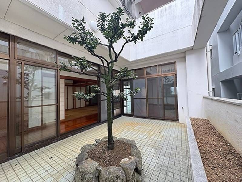 7LDK Two-Generation RC Home with 12 Parking in Naha Akebono - Thumbnail 2