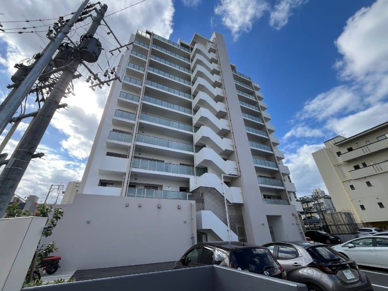 3LDK Top-Floor Condo with Balcony Views in Naha, Okinawa - Thumbnail 2