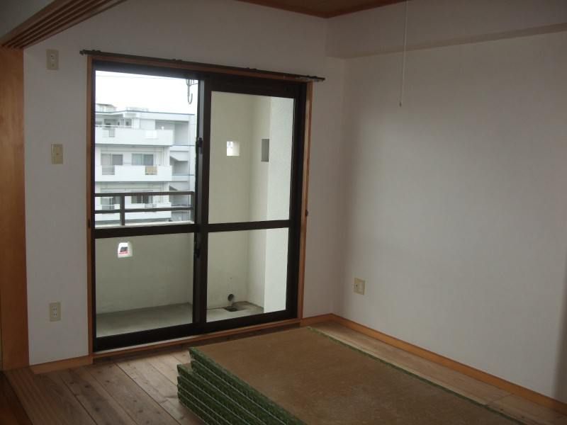 Sugar Court 2DK Apartment for Rent in Urasoe, Okinawa - Thumbnail 2