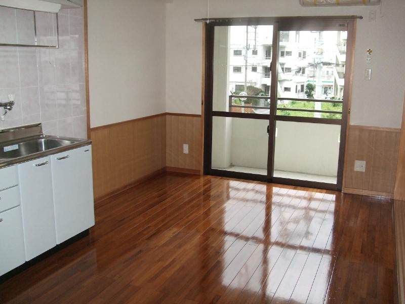 Sugar Court 2DK Apartment for Rent in Urasoe, Okinawa - Thumbnail 4