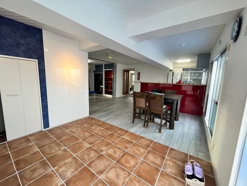 Top-Floor 3LDK Apartment with Ocean View in Okinawa City - Thumbnail 4