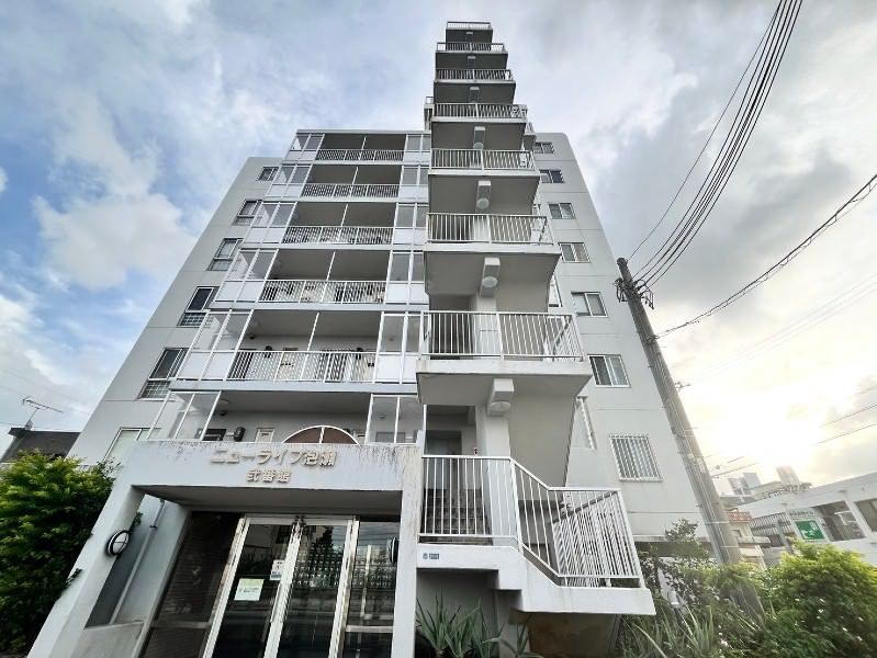Top-Floor 3LDK Apartment with Ocean View in Okinawa City - Thumbnail 2