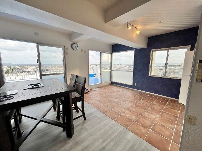 Top-Floor 3LDK Apartment with Ocean View in Okinawa City - Thumbnail 3