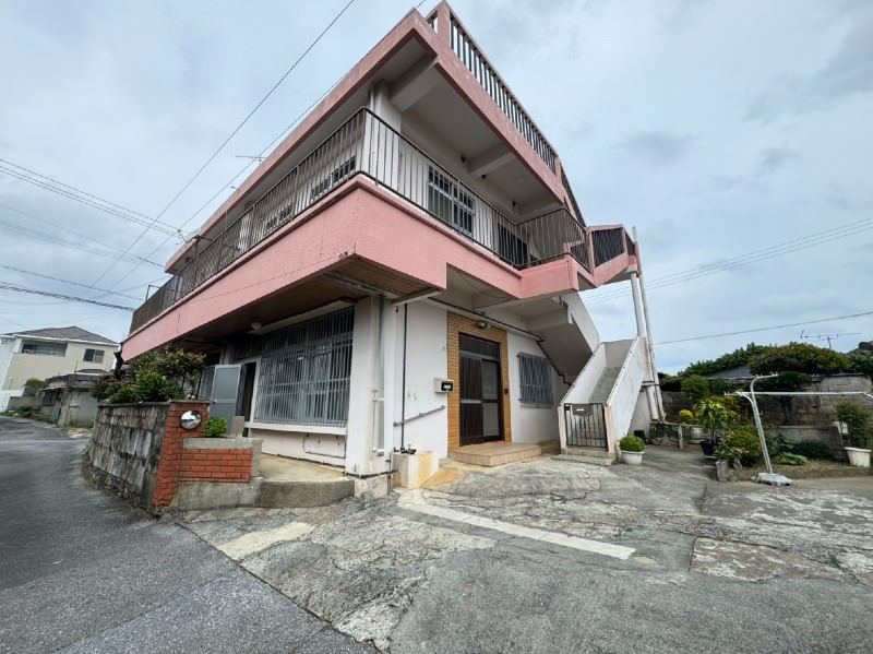 6LDK Two-Generation House for Sale with Rental Income in Uruma, Okinawa - Thumbnail 2