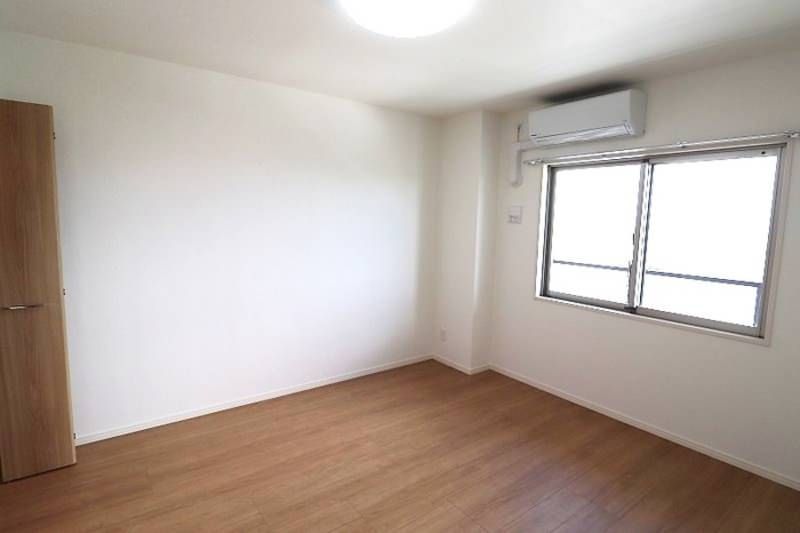 Modern 2LDK Apartment for Rent in Okinawa City, Takahara - Thumbnail 3
