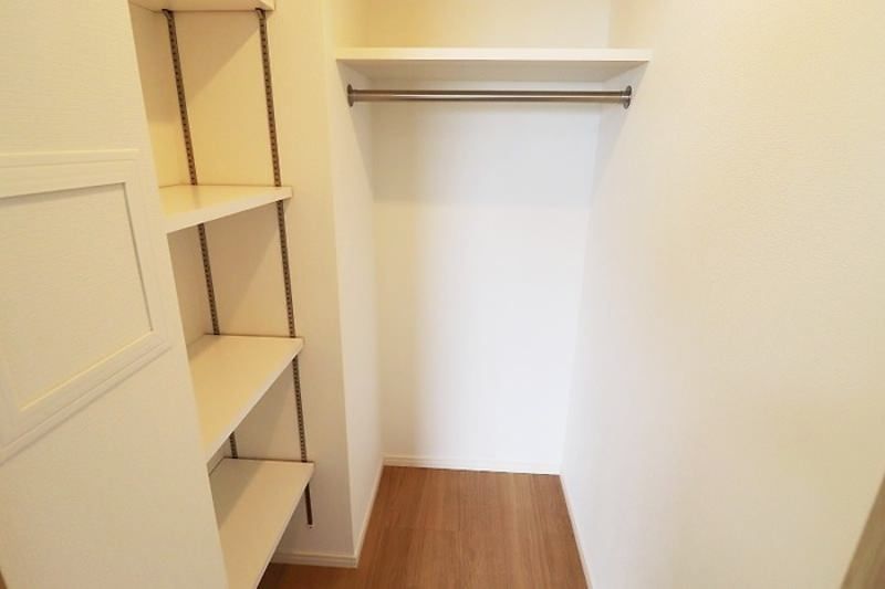 Modern 2LDK Apartment for Rent in Okinawa City, Takahara - Thumbnail 4