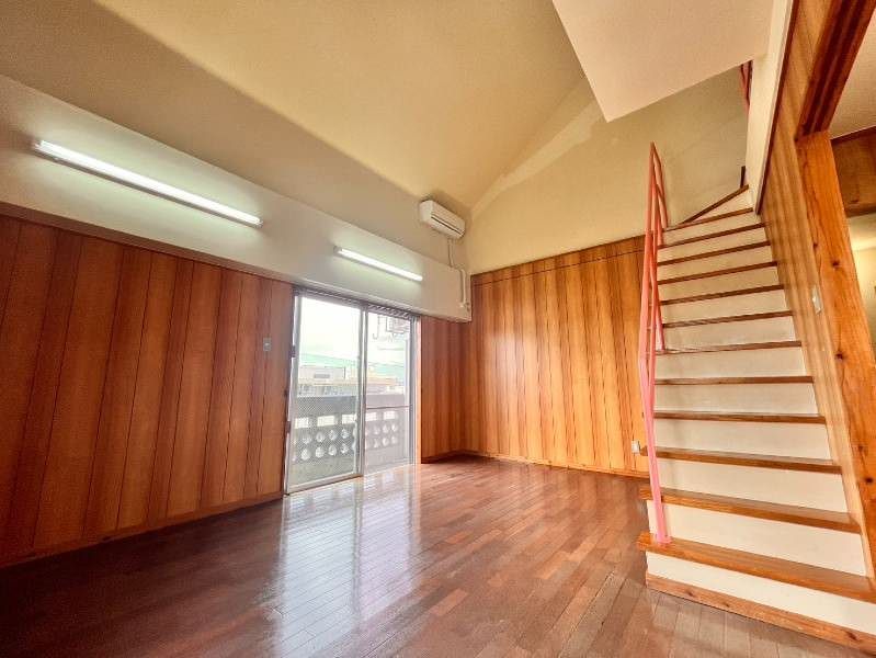 Loft-Style 1K Apartment for Rent in Okinawa City, Pet-Friendly - Thumbnail 4