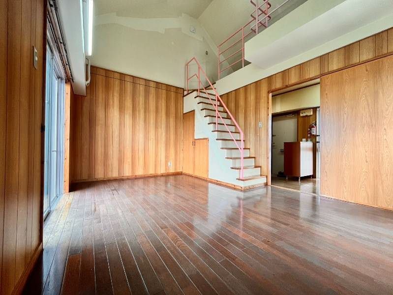 Loft-Style 1K Apartment for Rent in Okinawa City, Pet-Friendly - Thumbnail 3