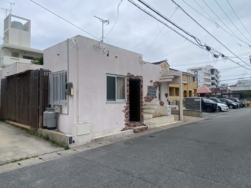 Furnished Pet-Friendly House near Araha Beach, Chatan, Okinawa - Thumbnail 3