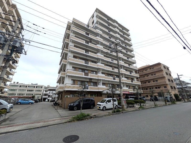 Refurbished 3LDK Apartment in Naha with Balcony & Walk-in Closet - Thumbnail 4