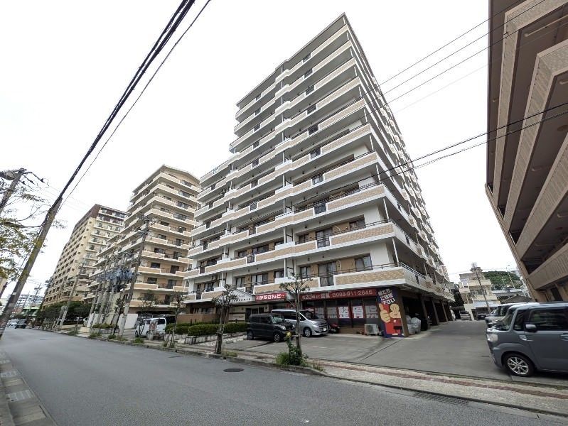 Refurbished 3LDK Apartment in Naha with Balcony & Walk-in Closet - Thumbnail 3