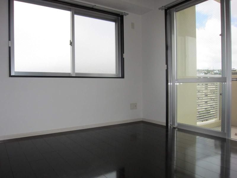 2LDK Apartment for Rent in Urasoe, Okinawa with Auto-Lock & Parking - Thumbnail 4